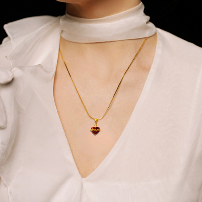 Colgante y collar de rubí del sagrado corazón